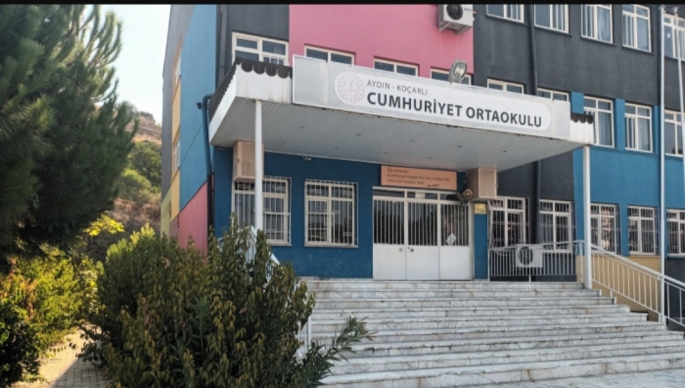 Cumhuriyet Ortaokulu öğrencileri cezalandırılıyor